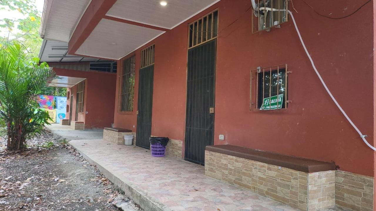 Hostel Manuel Antonio Park Jungle Exterior photo