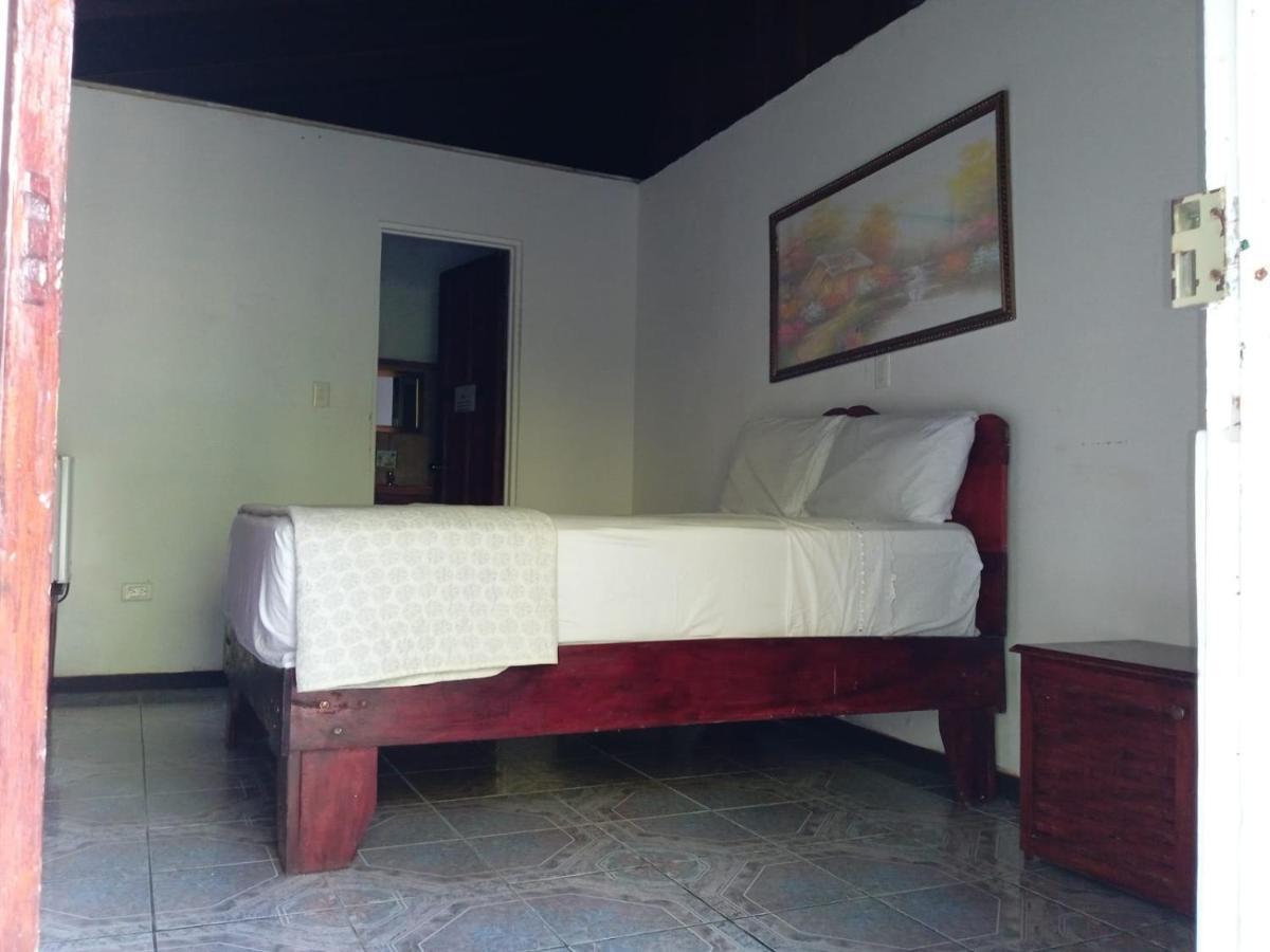 Hostel Manuel Antonio Park Jungle Exterior photo